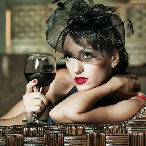 红酒美女头像