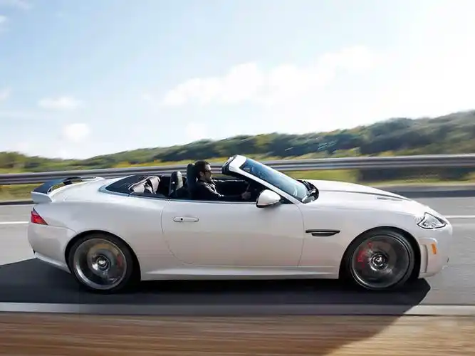 捷豹xkr-s敞篷车桌面壁纸