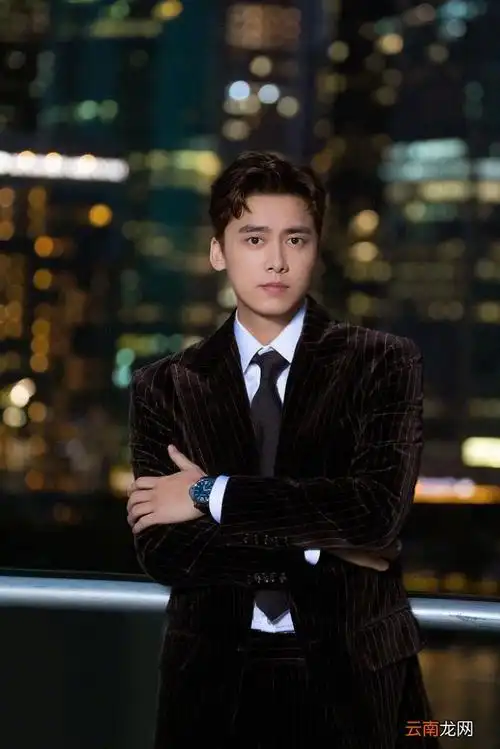 李易峰条纹西装帅气有型 .文章插图李易峰夜景大片化身优雅绅士 .