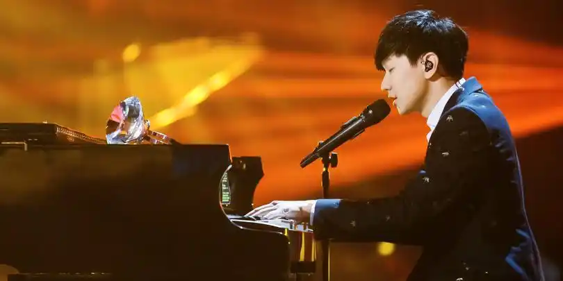 《除了爱你还能爱谁》,此次改编演唱林俊杰选择了钢琴加单簧管的形式