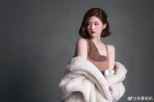 赵露思解锁摩登时代造型,复古前卫又大胆,这个卷发造型也太踩在我审美