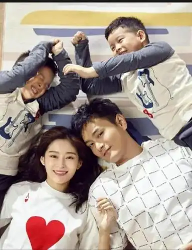 一家四口以同样的姿势拿着不同的画框,这样的设计感也真的是非常的强