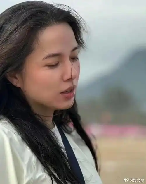 靳东老婆李佳最新营业照上线,满头白发,但脸上无皱纹,气质依旧,让人赏