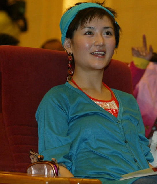 谢娜早期活动旧照,跟印象的形象差距有点大,图4我都没认出来