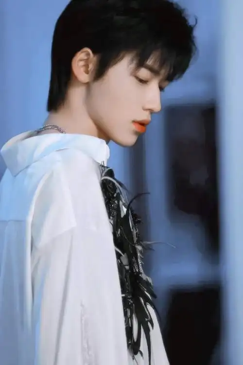 诶亚看看大帅哥洗洗眼睛#宋亚轩#@时代少年团-宋亚轩