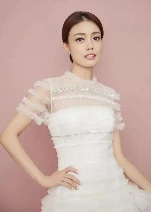 容祖儿出席电影之歌音乐会温情演唱追寻致敬经典