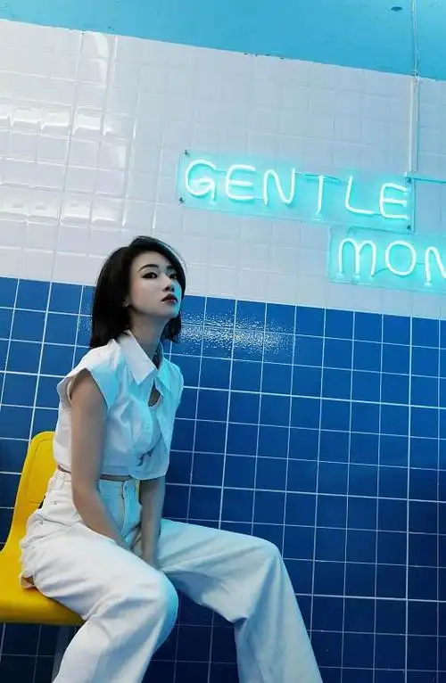 吴谨言身材真挺好穿白色短上衣小秀身材一丝赘肉都没有