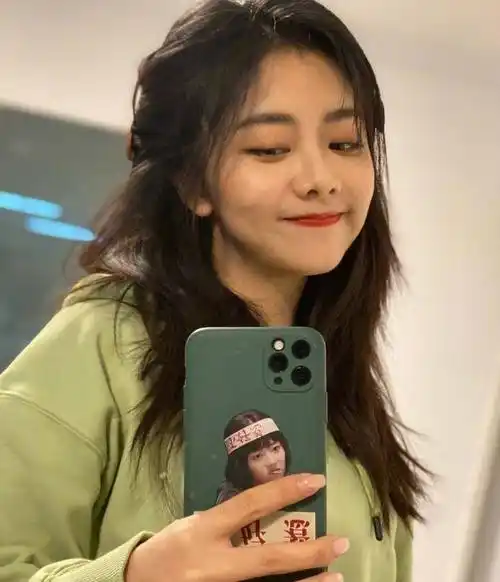 谭松韵素颜玩起自拍,离开妆容修饰颜值让人看愣,手机壳够抢眼_化妆