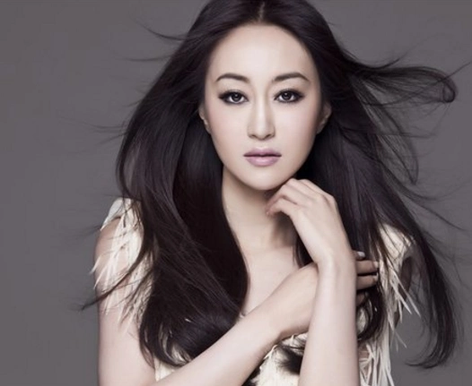 她曾凭一曲红遍全国,因丑闻前途尽毁,如今40几岁依然单身