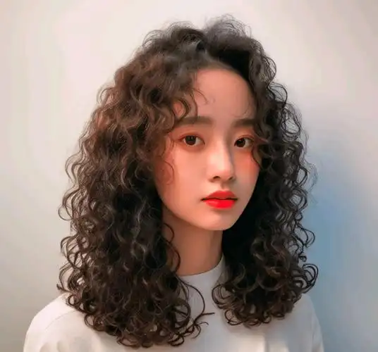 冬天发型不论怎么烫,最美还是羊毛卷全头烫,蓬松瘦脸