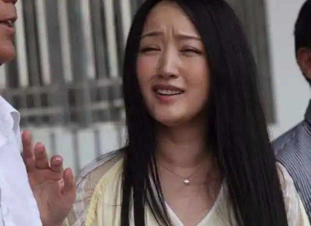 46岁杨钰莹装嫩失败一度很尴尬,颈纹大爆发打破不老传说