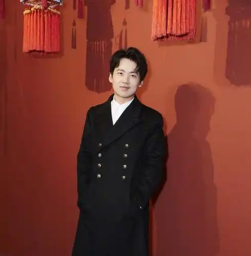 郭麒麟化身"综艺小王子",西装革履超有气质,身高成了硬伤