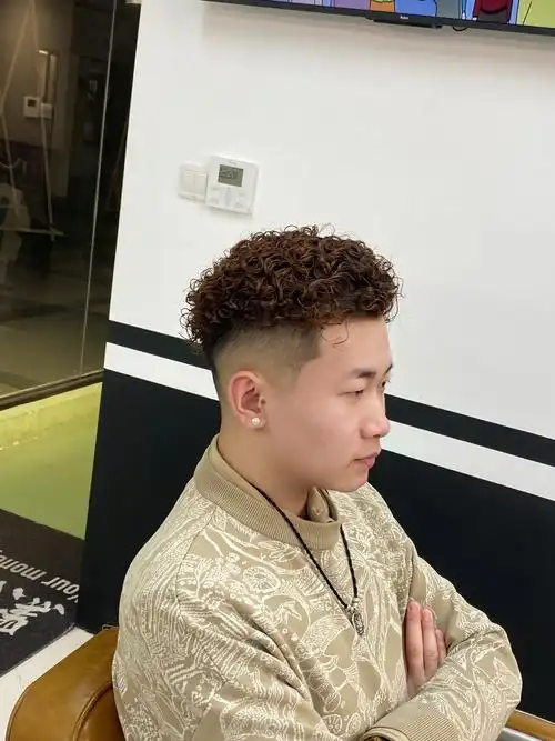 男士小卷,搭配美式渐变#美式理发[话题]# 
#今日发型推荐