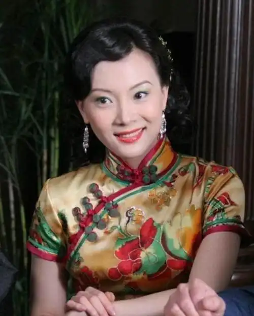 仿佛是为旗袍而生,因为她穿旗袍太好看了,不少电视剧都会为她设计旗袍