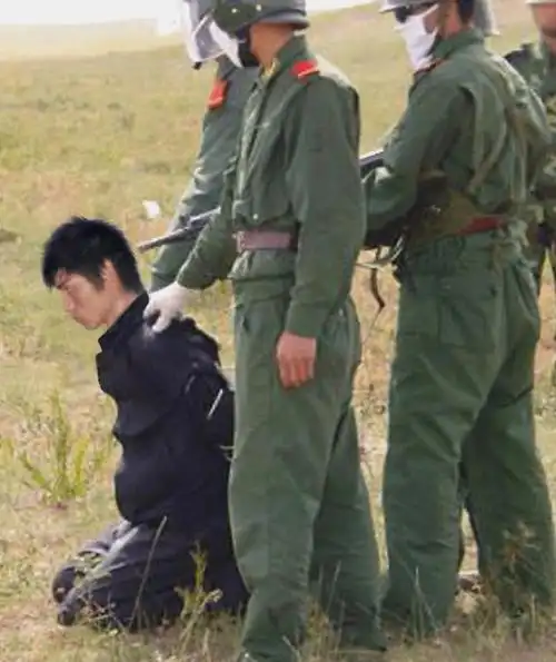 在行刑的时候,除了执行人员以外,旁边还有一位监刑人员,执行人员开枪