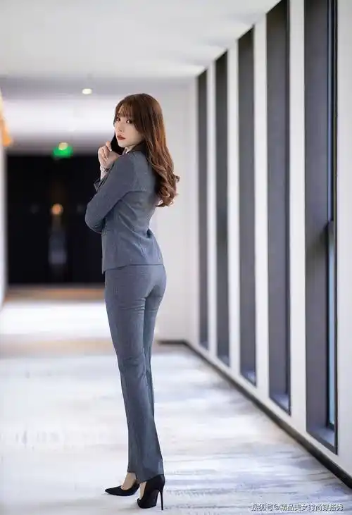长发美女深灰色西装穿出女王范_气质_职场_黑色