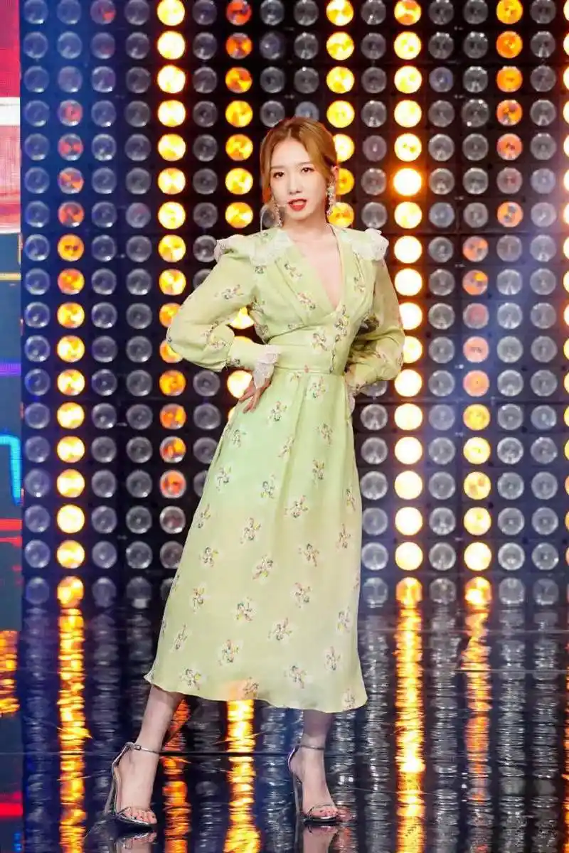 孟美岐的一字带高跟鞋,宛如晨曦中的露珠,清新自然,纯净而美丽.