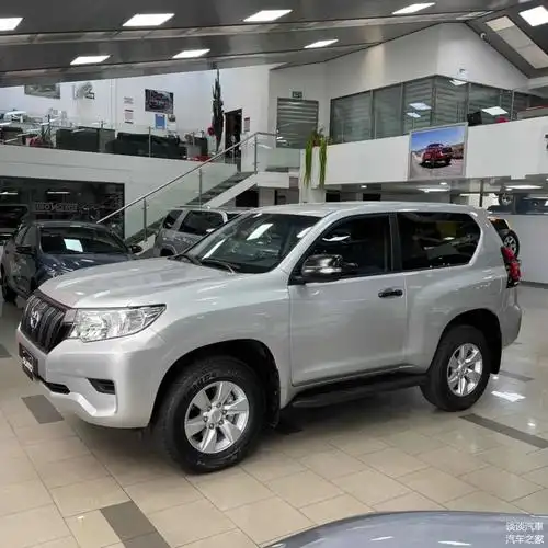 丰田普拉多双门版,一款很硬朗又很有越野范的suv,网友:很炫酷