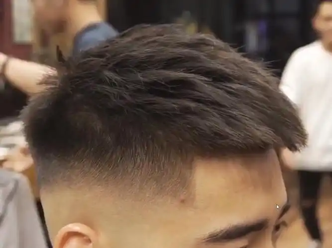 13帅气的类飞机头发型,简单向中向上吹干,打点东西就帅气逼人搜索id