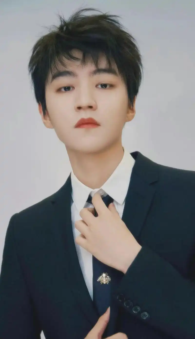 王俊凯 #男朋友 #壁纸 扯领带这谁顶得住 - 抖音