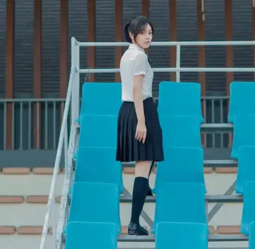 "校服女神"赵今麦晒近照,五官精致气质美,最后一张更有少女感