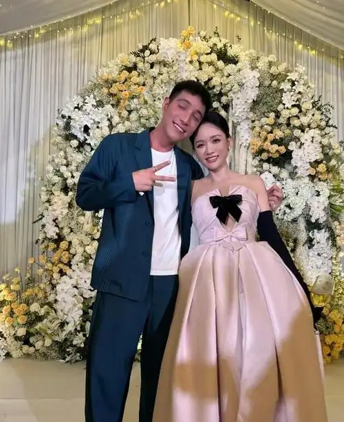 明道一家出席婚礼,妻子小腹微隆疑怀三胎,陈乔恩婚礼内场照曝光