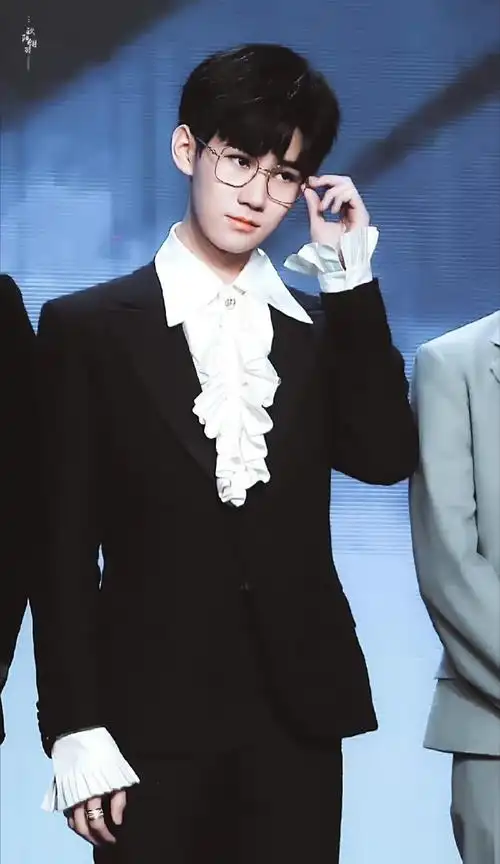 张真源黑色西装造型