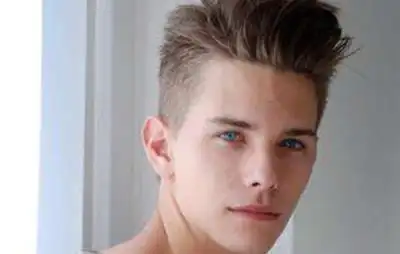 如今有很多欧美的年轻人甚至是十几岁的男生都会留侧背头,事实上这种