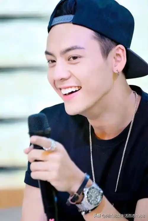 香港第一大帅哥陈伟霆,大家喜欢嘛!也是属于那种痞帅痞帅的!