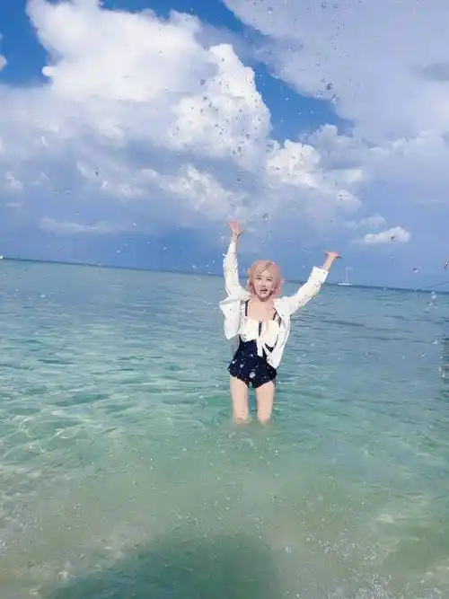 summer李一桐图片来源@李一桐工作室李一桐晒出一组厦门海边大片,漫步