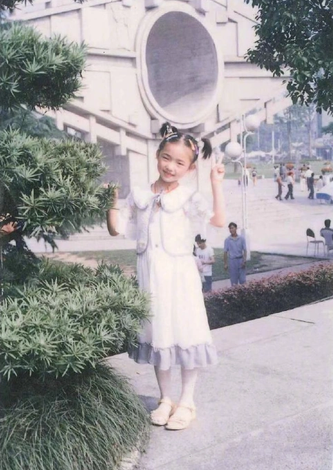 林允晒童年照坦言想家了,网友:从小就是美人胚子