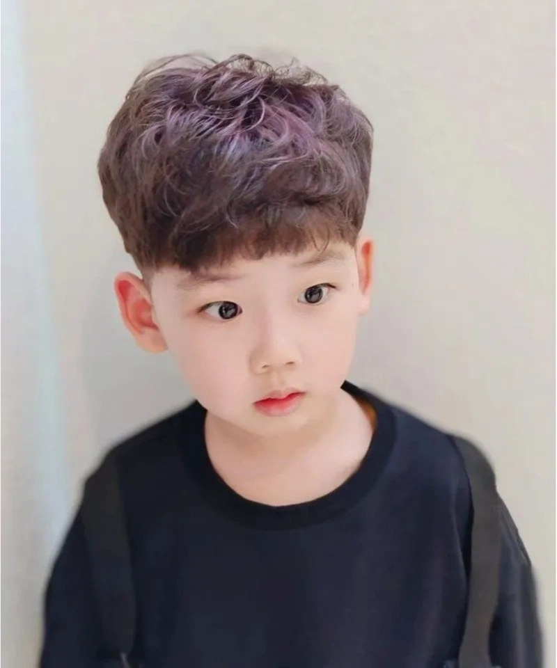 小男孩,妈妈们一般都喜欢把自己儿子的发型设计成锅盖头,但夏天头发都