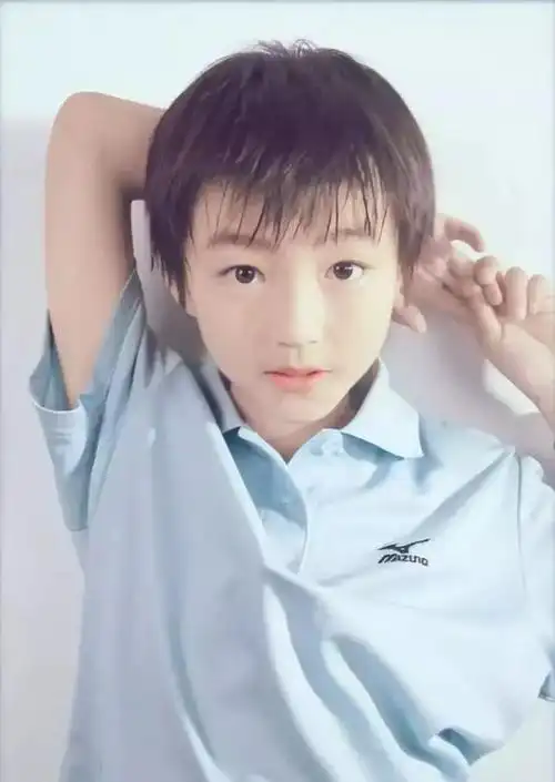 信了杨紫的话!去搜小时候的王俊凯,微博果然过于沙雕