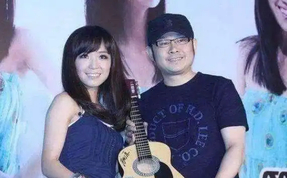 48岁刀郎近照,二婚老婆是我们熟悉的她,长得比那英还美