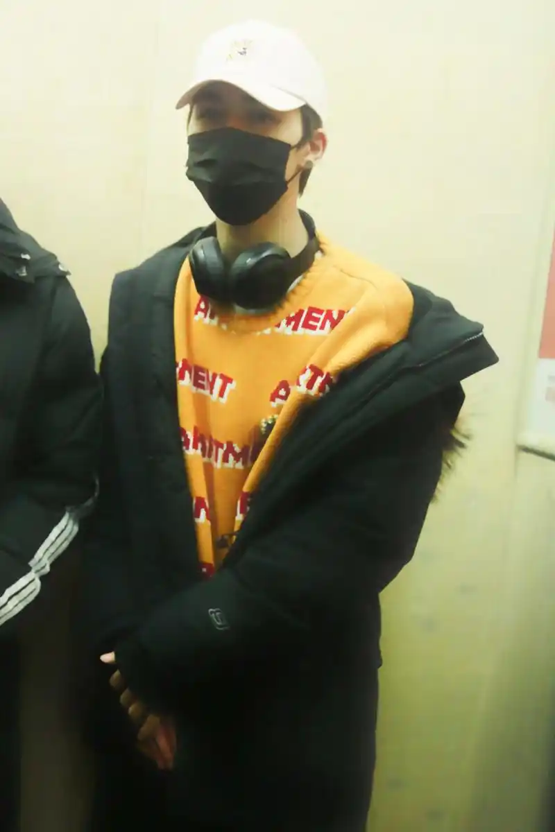 朱正廷戴粉色棒球帽萌萌哒,不好好穿衣依旧帅气有型