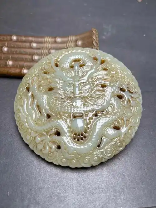 和田玉龙牌玉佩看