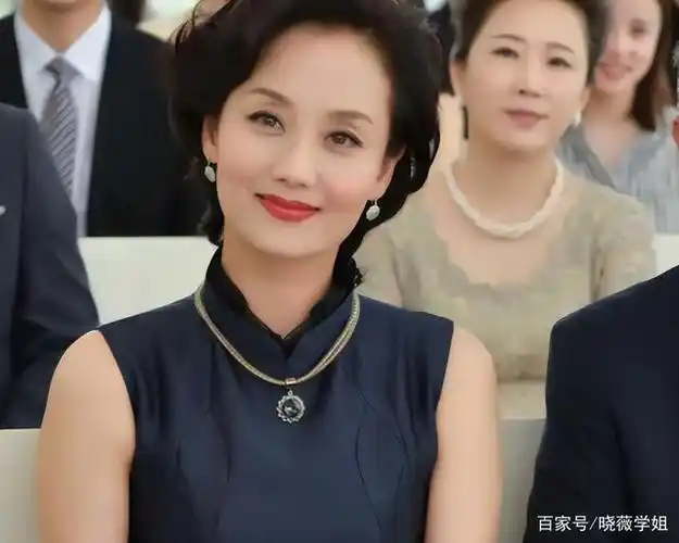 为此一直以来李颖看上去跟实际的年龄很不相符,她多年来一直保养的