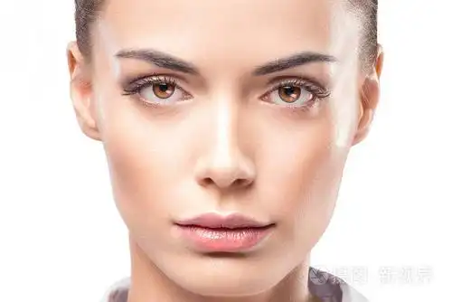 美女在白色的背景下用自然的皮肤贴近女性脸部的肖像看镜头的黑发女性