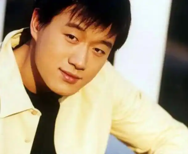 43岁佟大为罕秀恩爱当众为老婆脱鞋贴创可贴俩女儿颜值都好高