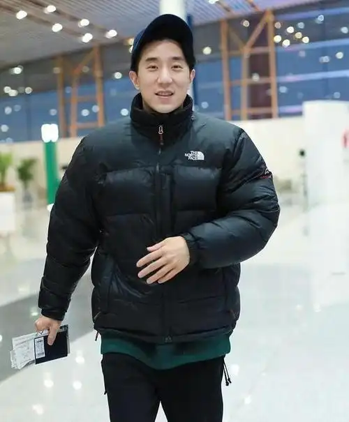 38岁房祖名近况曝光,模样与成龙越来越像,抽雪茄开豪车太潇洒