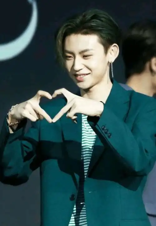 这一个很走心的比心【滑稽】