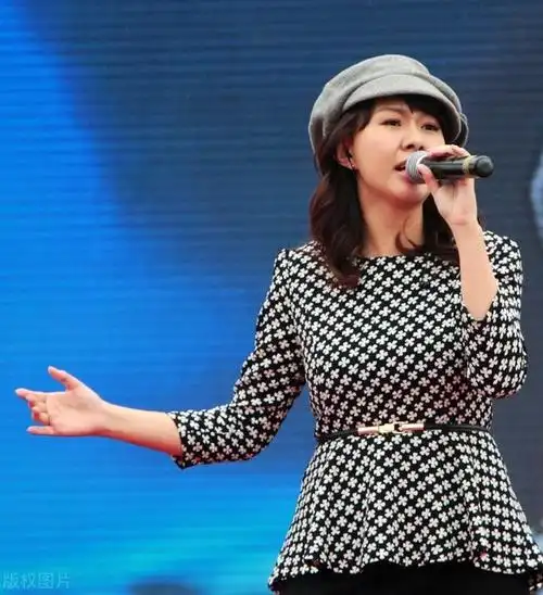 卓依婷这身材,这才是尤物啊!