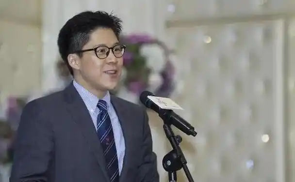 霍启刚:年轻一代的成功典范