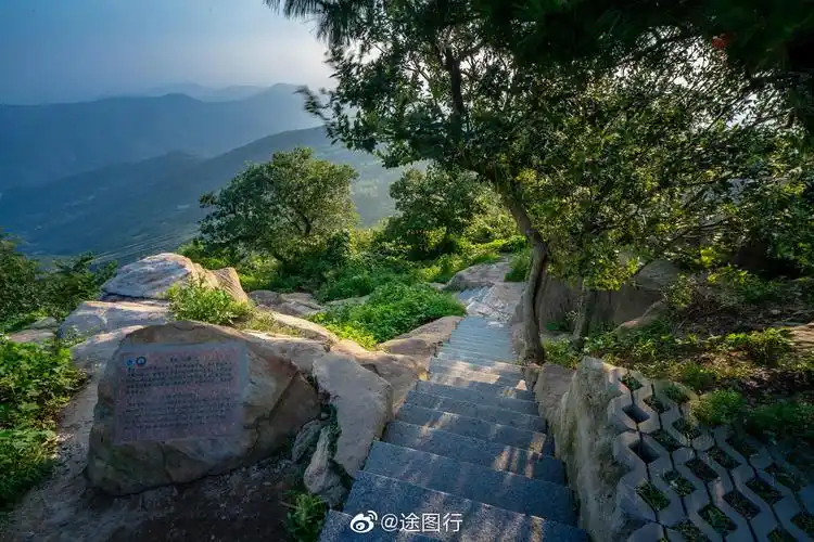 登上花果山最高峰玉女峰,观夕阳美景,阳光透过云层洒落在山峰间