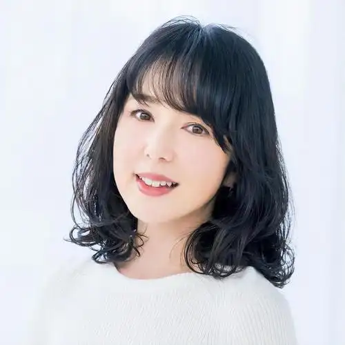 告别大妈感,45岁女性必备的10款"锁骨卷"发型:既时髦又气质