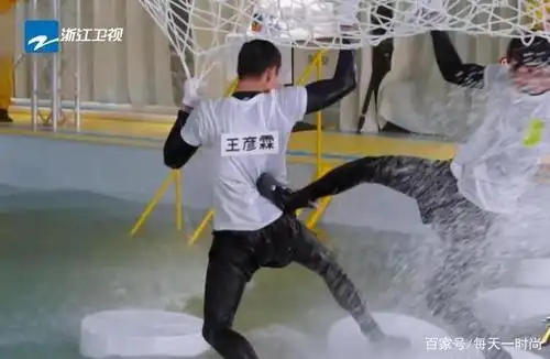 《跑男》黄旭熙有多过分?脚踹王彦霖,还夸自己帅,baby无奈回应