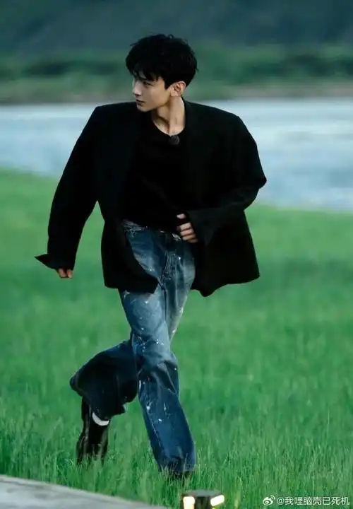 白敬亭优越身材比