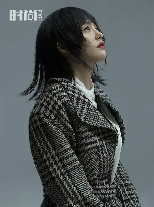 蔡文静有着165的身高,外形条件上来说还算优越,穿上这件大衣外套,剪裁