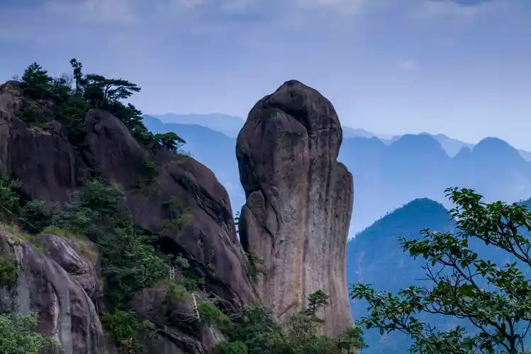 三青山位于江西上饶县,这里森林密布,奇特山峰耸立,造型各异,放眼望去