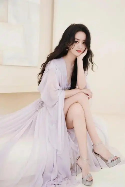 赵丽颖的最新时装照,一头紫色的长裙,一双修长美腿吸引目光